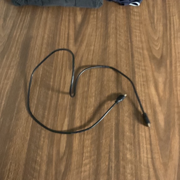 Im selling an Xbox 360 and it is not brand new and no controller. - Picture 6 of 6